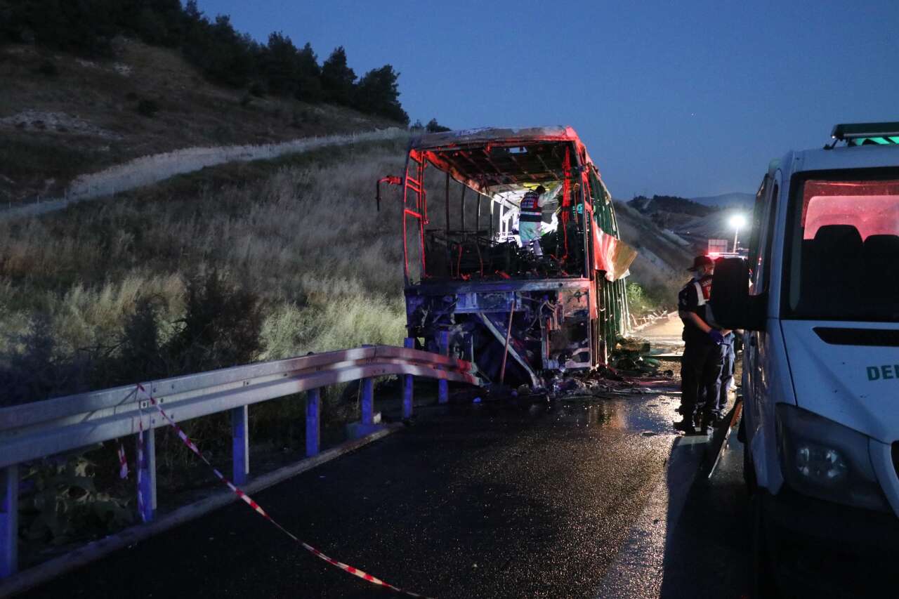 Yolcu otobüsü alev aldı! Biri bebek 8 kişi öldü, 33 yaralı var 3